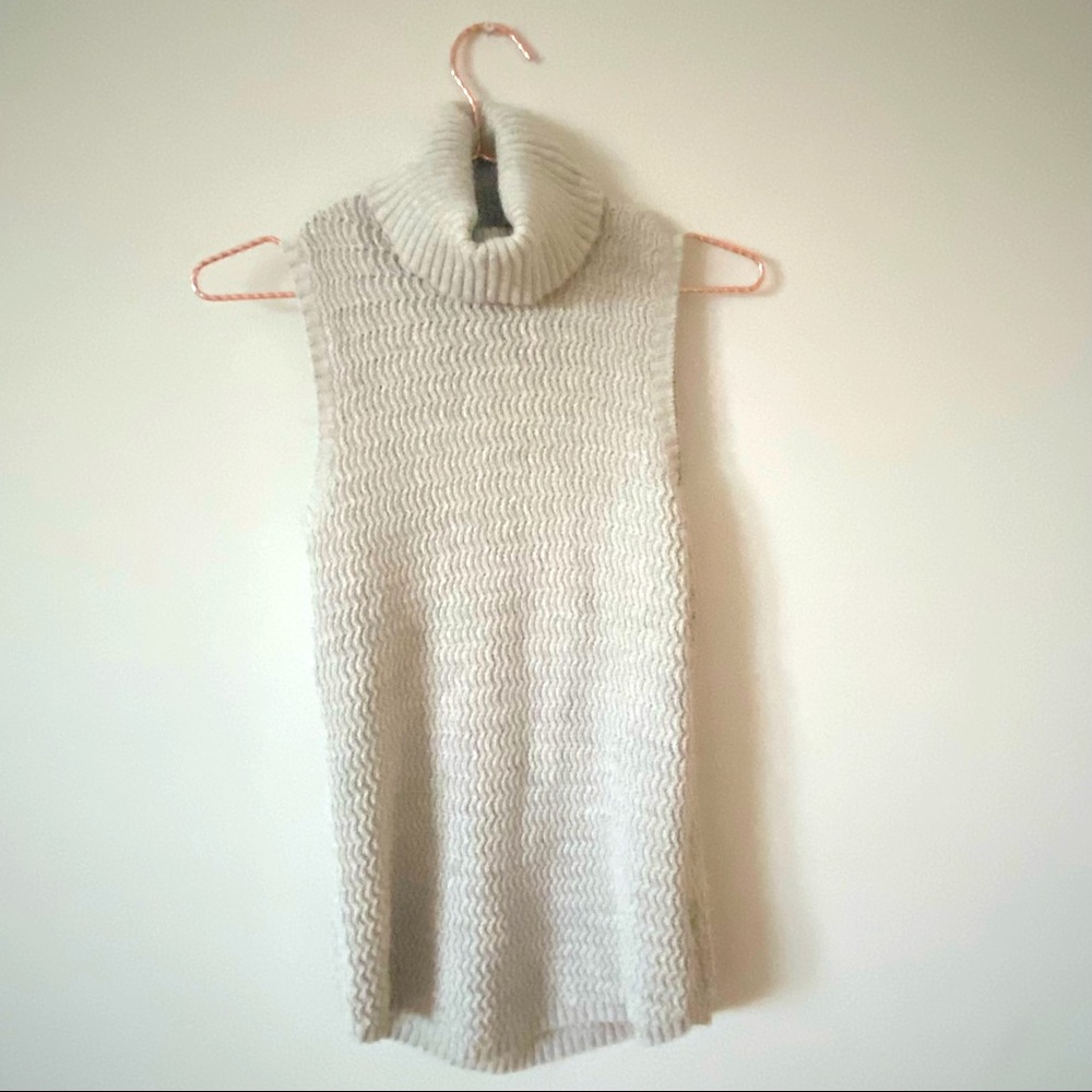 Lucy & Laurel sleeveless turtleneck sweater